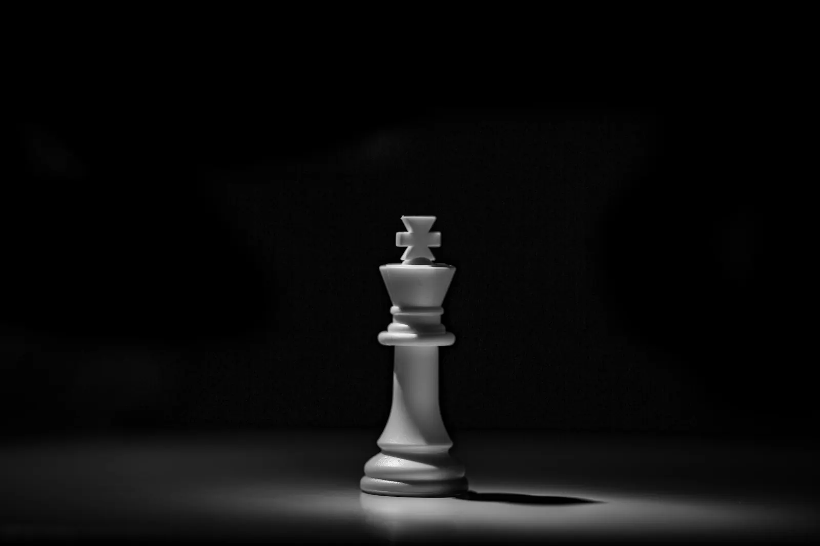 Un roi d'échecs éclairé dans l'obscurité